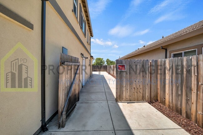 Building Photo - Modern & Spacious 5BD/3BA Home in South Sa...