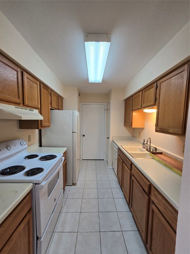 Building Photo - 9797 Leawood Blvd