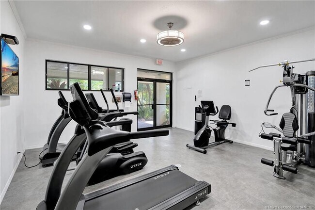 Building Photo - 511 SW South River Dr