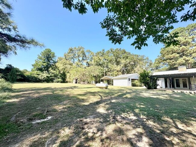 Building Photo - Tour Today! 3 Bed 1 Bath on 3 Acres with a...