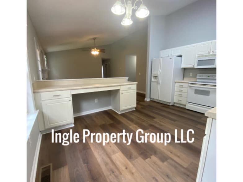 Building Photo - 375 Sommerset Dr