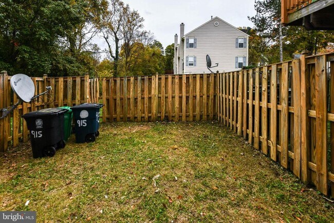 Building Photo - 915 Westlake Dr