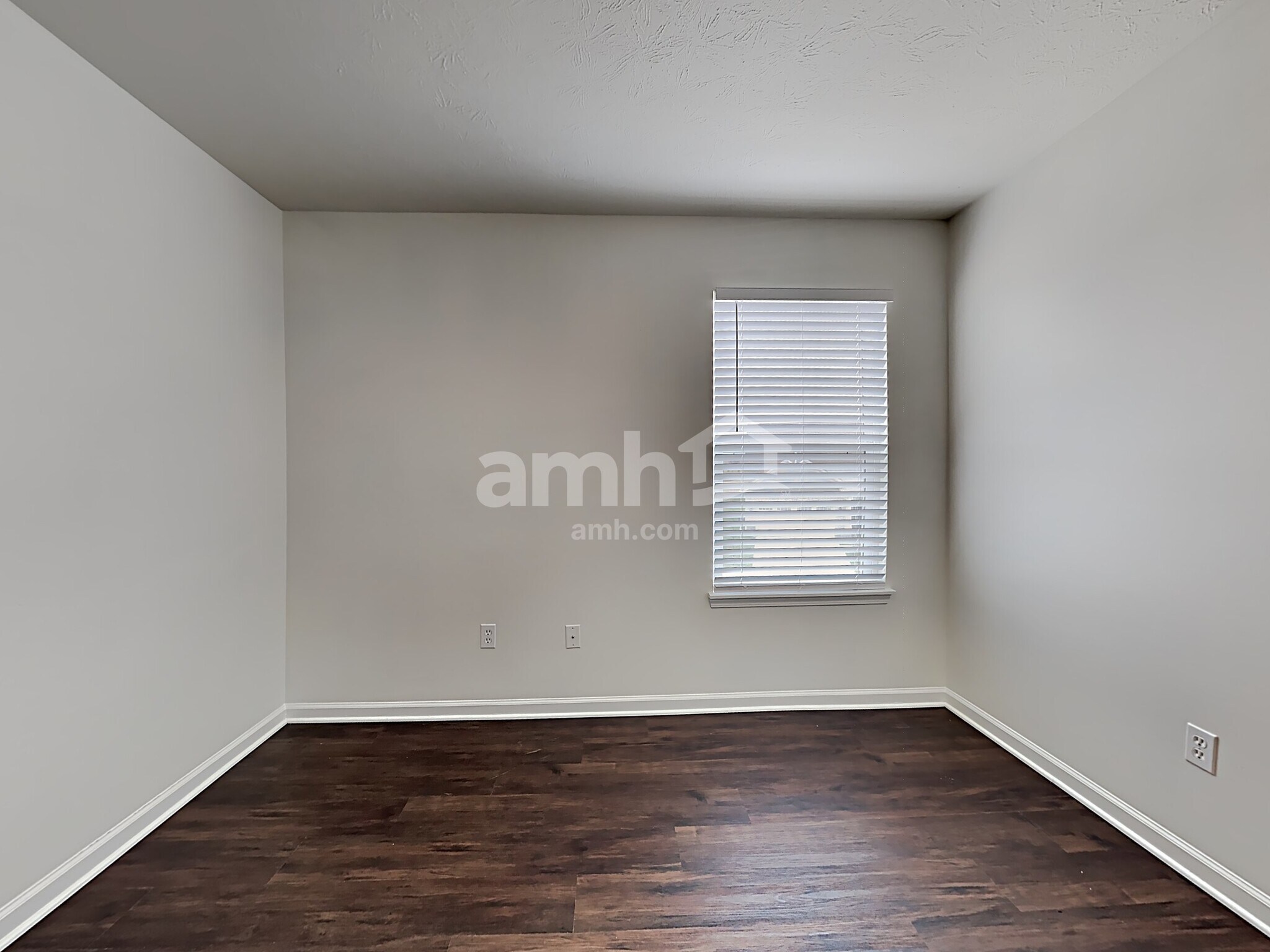 Building Photo - 8720 Hemingway Dr