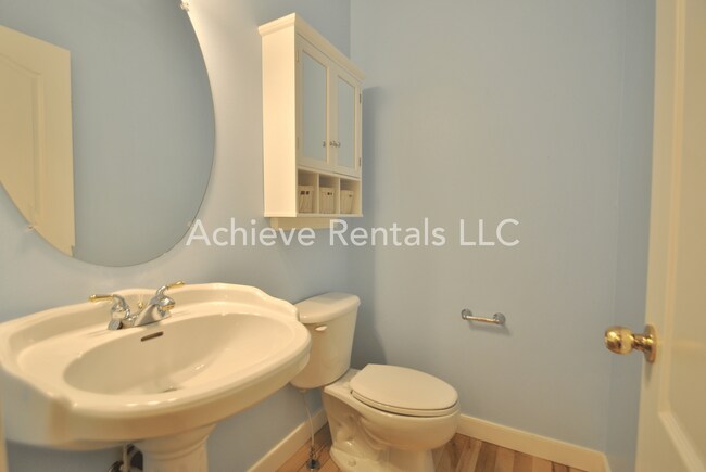 Building Photo - Charming End-Unit Townhome | Prime Location Near Parks, Shops & Dining