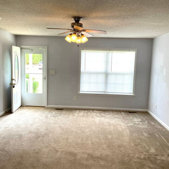 Building Photo - 3 Bedrooms, 2 Baths Home For Rent in Newton NC with 2 car garage