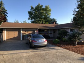 Building Photo - 510 NW Baker Creek Rd