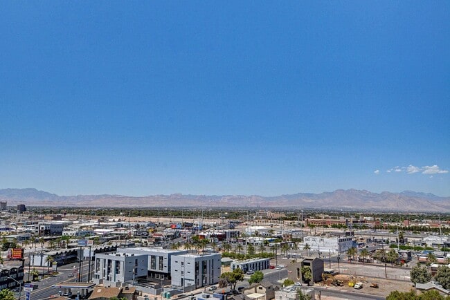 Building Photo - Modern Loft with City View