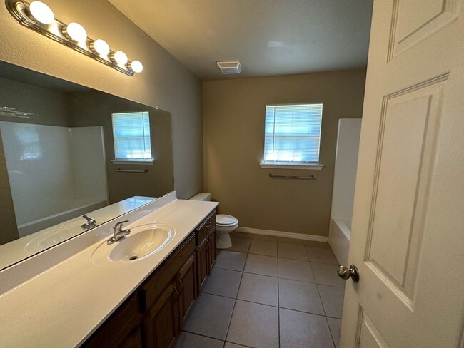 Building Photo - Come take a look at this 3-bedroom 2-bathr...