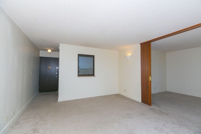 Building Photo - Views and Location!