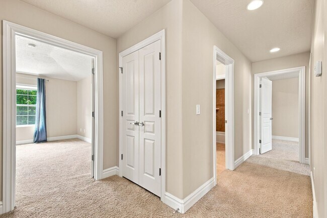 Building Photo - Quiet & Spacious 4 Bed Holladay Home – Walk-In Closets & Big Backyard!!!