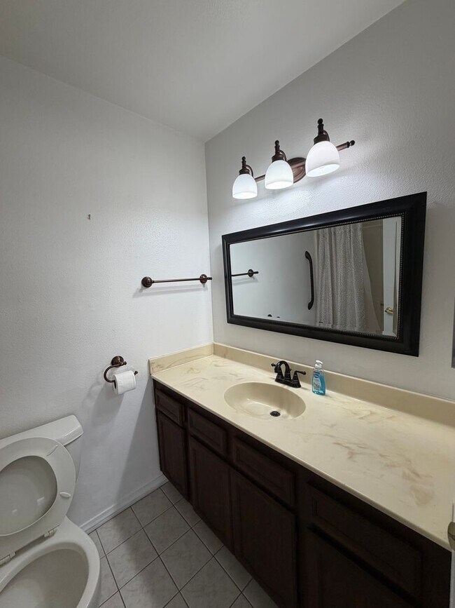 Building Photo - Wow Check out this 3 BD 2 BA SW Charmer near White Ln & Akers Road