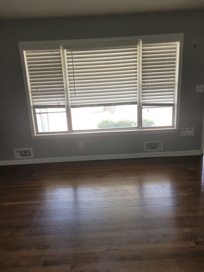 Building Photo - Beautiful 3 Bedroom Duplex