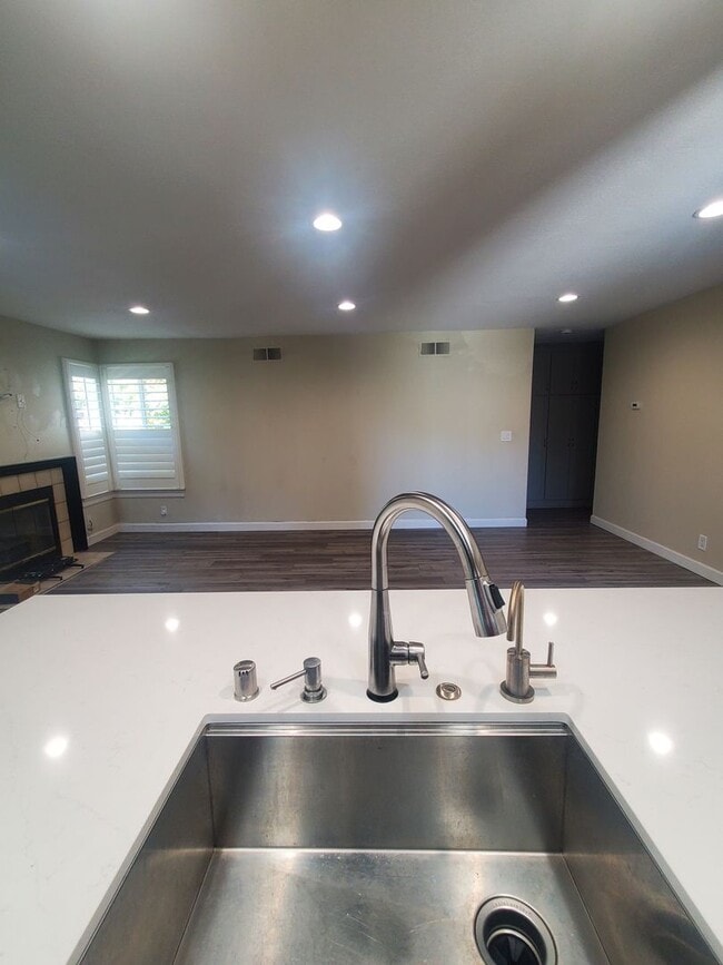 Building Photo - Easy Living @ Gorgeous 2bd/2ba in Cobblest...