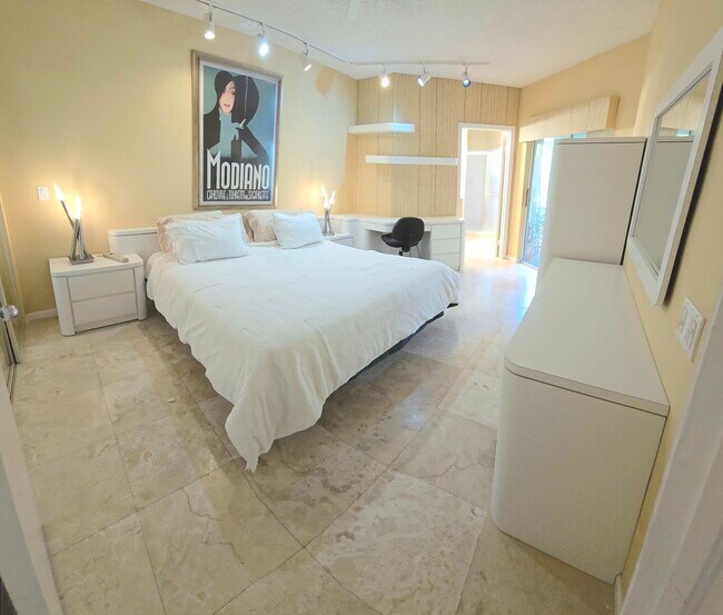 Building Photo - 6566 Via Regina