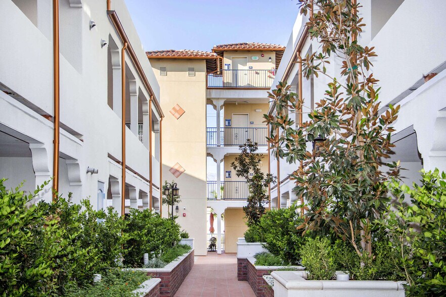 Primary Photo - Le Blanc Apartments