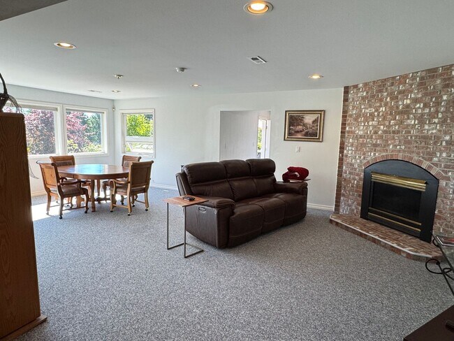 Building Photo - Fully Furnished Duplex ALL UTILITIES INCLUDED