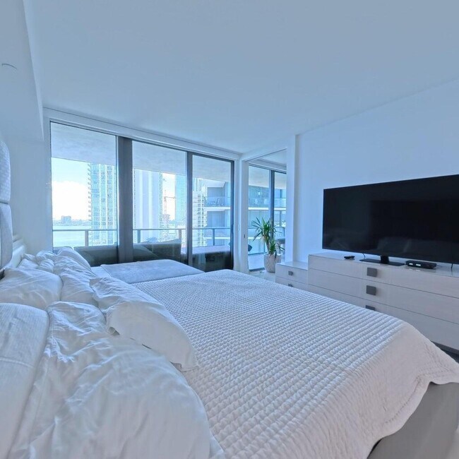 Building Photo - 650 NE 32nd St