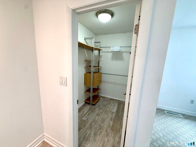 Building Photo - 9 Watch Hill Cir