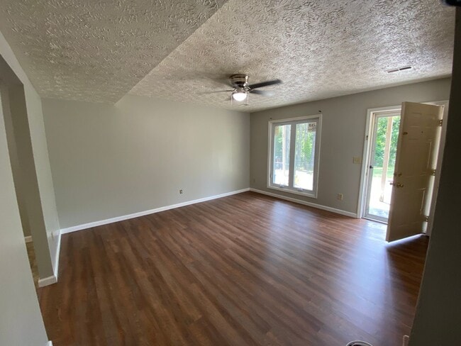 Building Photo - 131 Lake Dr