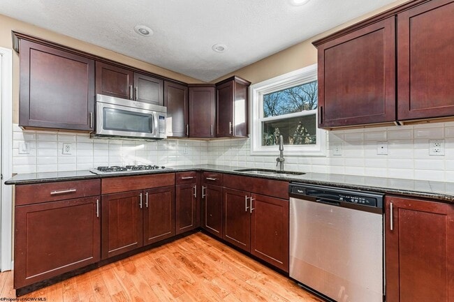 Building Photo - 670 Killarney Dr