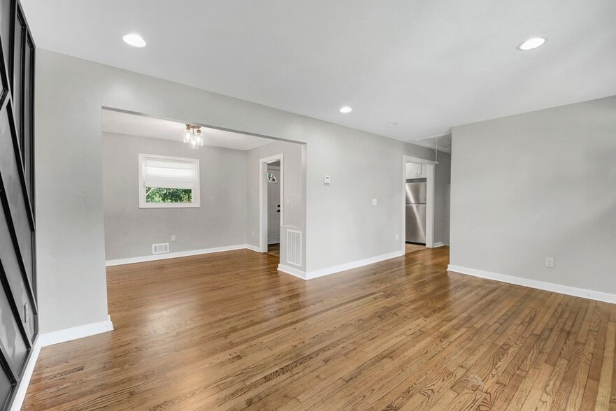 Building Photo - 2692 Rockcliff Rd SE