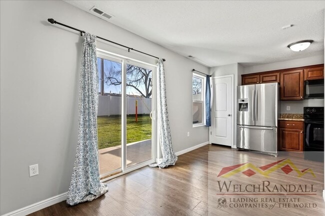 Building Photo - Beautiful Townhome in Sunset