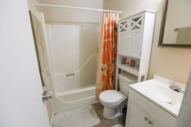 Building Photo - Townhome Beauty!