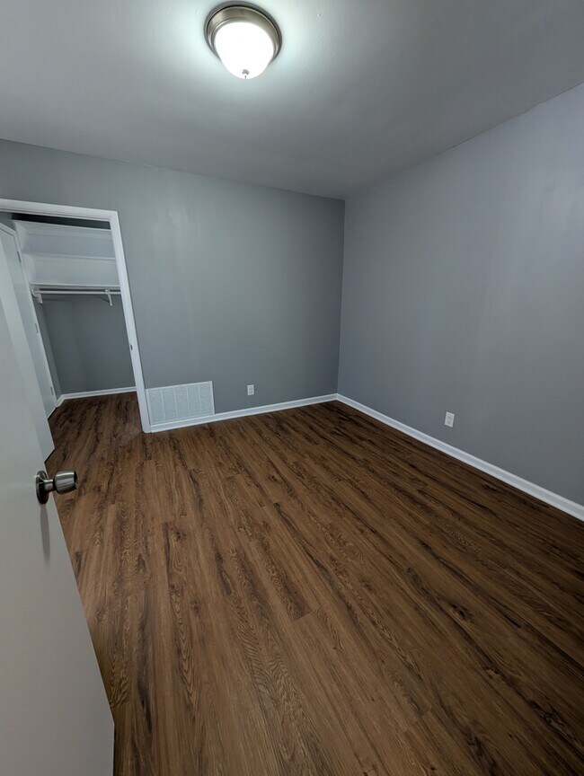 Building Photo - 117 SW Hillside Ave