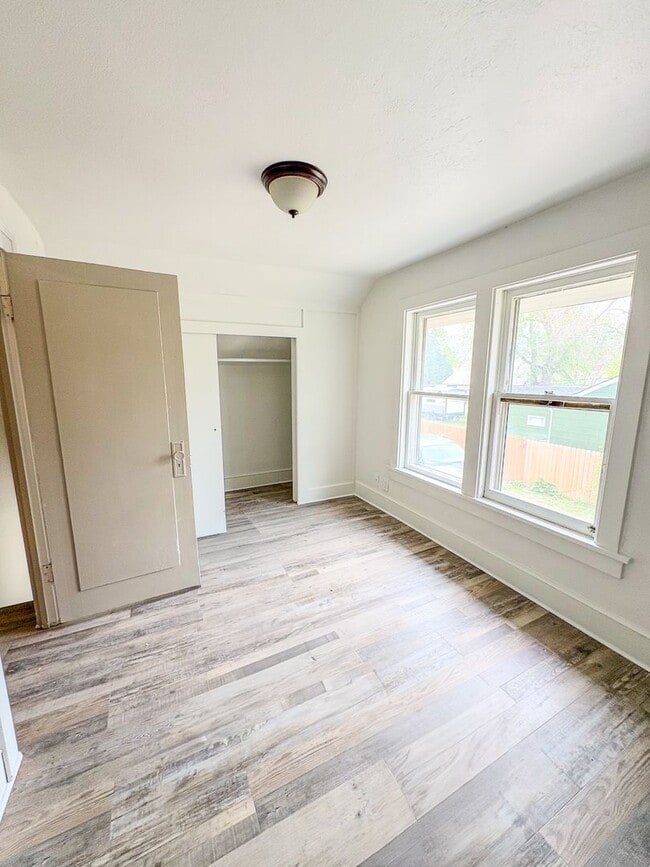 Building Photo - 3 bed 2 bath Home with Fenced Yard