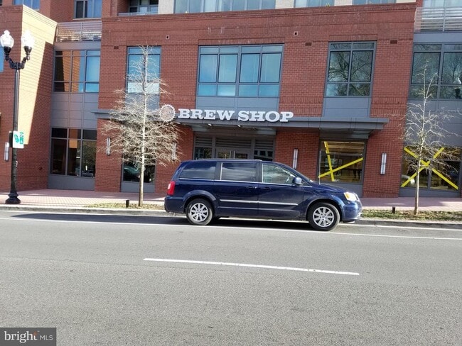 Building Photo - 1735 N Troy St