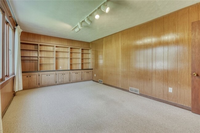 Building Photo - 241 Willowcrest Dr