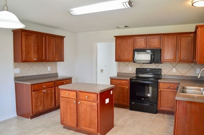 Building Photo - Amazing 4 bed 2 bath 2 story home in Hallie Heights!