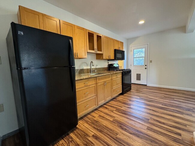 Building Photo - Country Living Close to Everything!