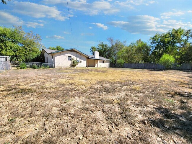 Building Photo - 1902 Montclair Dr