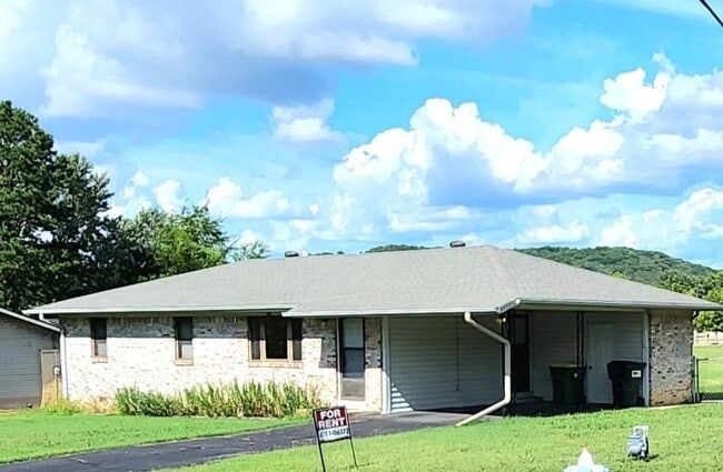 Primary Photo - 108 N Layne St