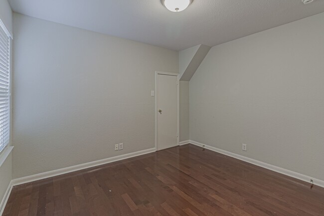 Building Photo - $300 OFF 1ST MONTH RENT IF YOU MOVE IN WIT...