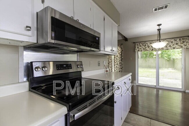 Building Photo - 776 Whitney Dr