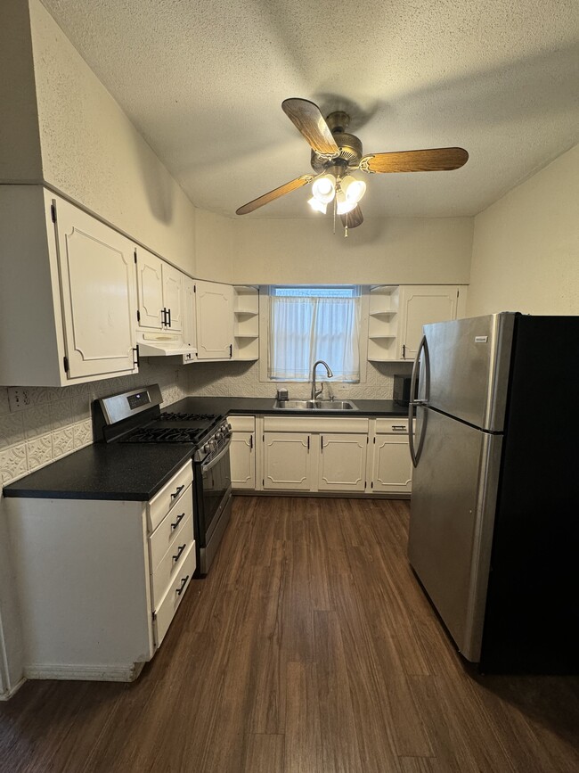 Kitchen - 7124 Glades Ave