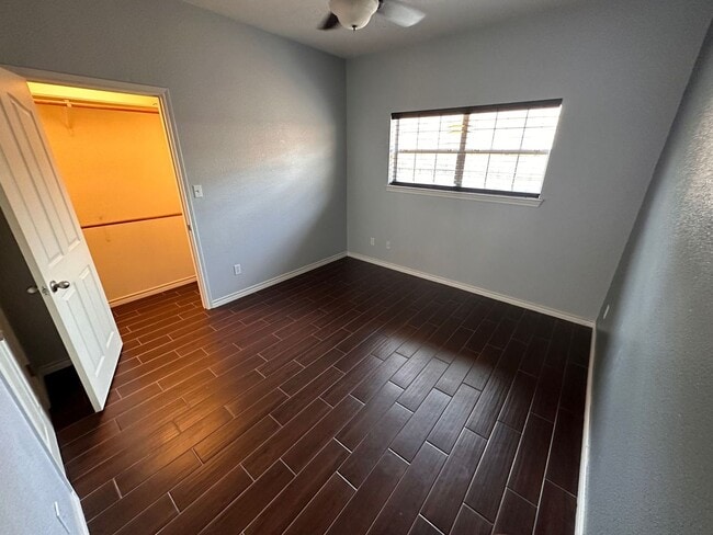 Building Photo - 115 Suncrest