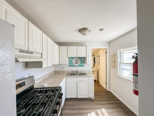 Building Photo - 14 N River St