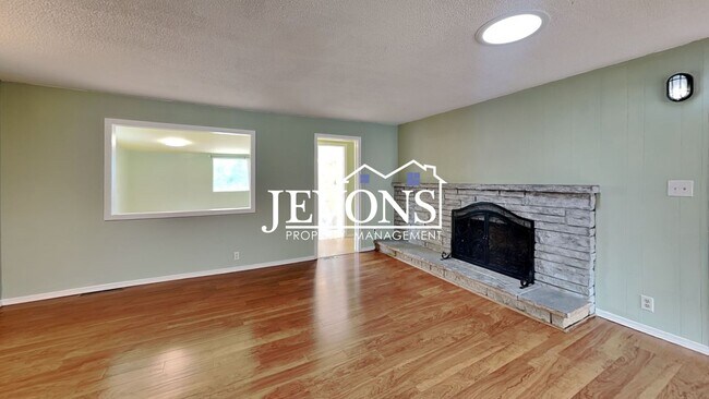 Building Photo - $1,000 Rent Credit if move-in occurs befor...