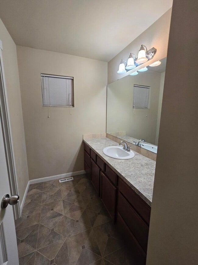 Building Photo - 4 Bedroom, 3 Bathroom House!