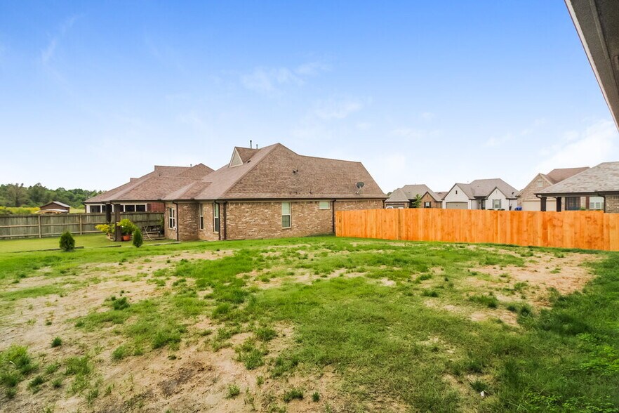 Building Photo - 140 Hidden Meadows Ln