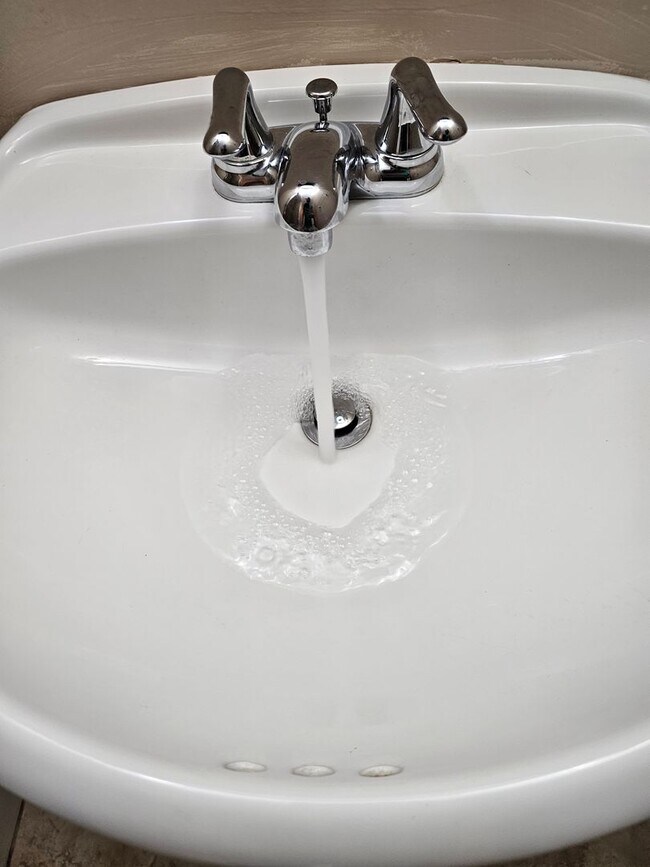 Building Photo - Wonderfully Remodeled Tri Level 3BR/2BTH Soulard Townhouse