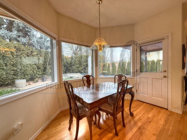 Building Photo - Elegant & Sprawling South Hill Home