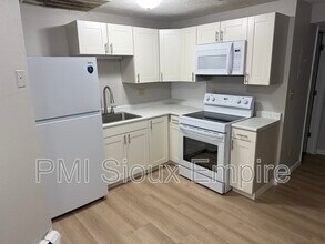 Building Photo - 112 N Prairie Ave