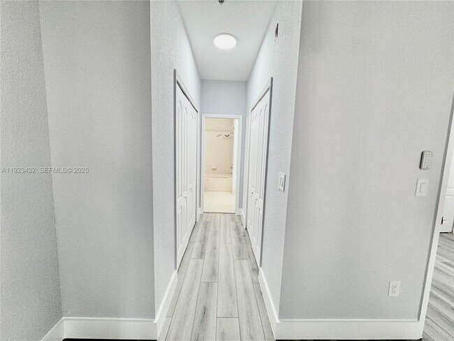 Building Photo - 120 Jacaranda Country Club Dr