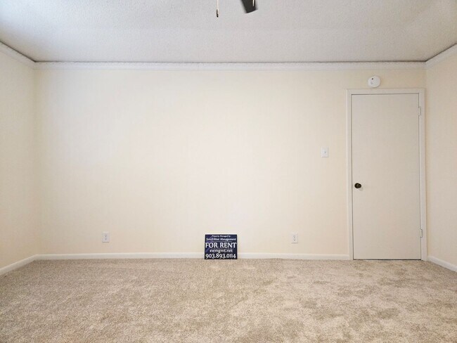 Building Photo - Brick 3/2/2 in Nice Denison Neighborhood O...