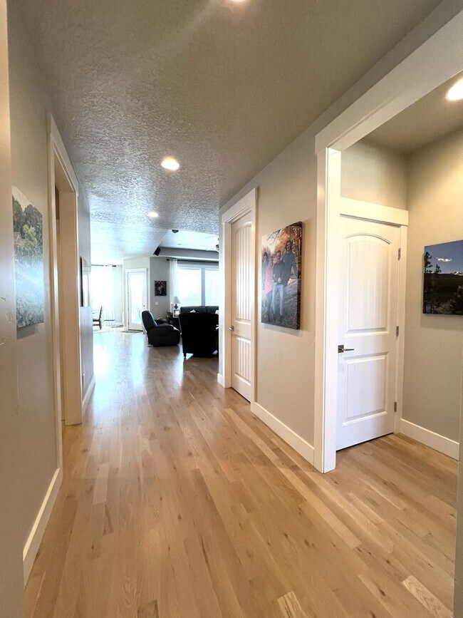 Building Photo - Beautiful custom built home with 4 bed 3.5...