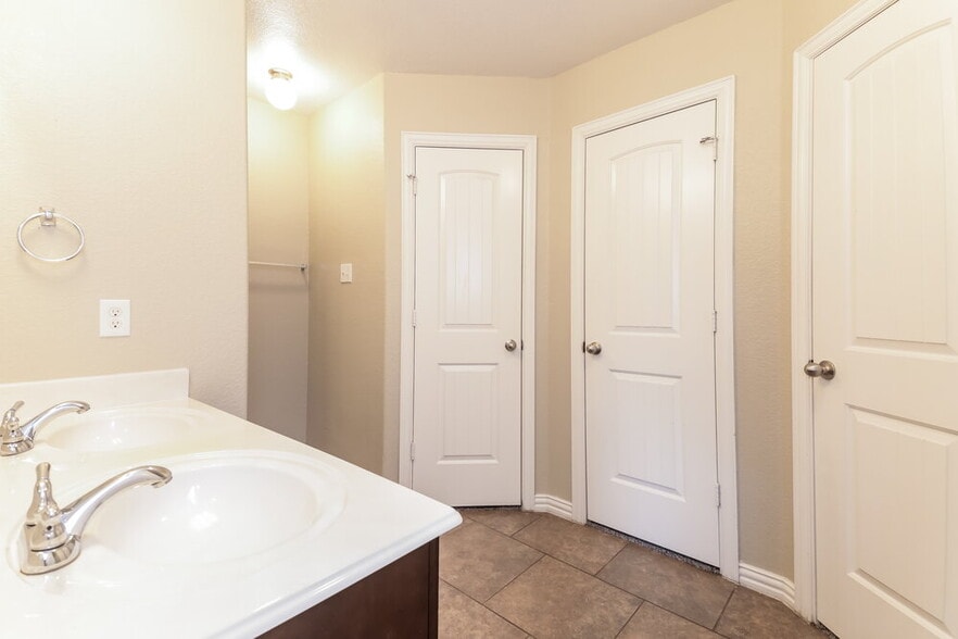 Building Photo - 7645 Hollow Point Dr